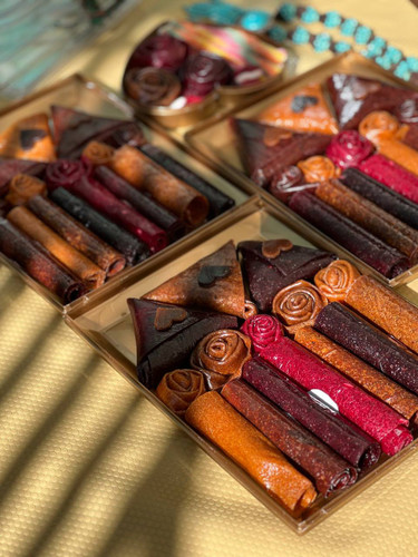 چندین طعم لواشک با سه عدد سمبوسه - پک قلبی و گیفت رز گل